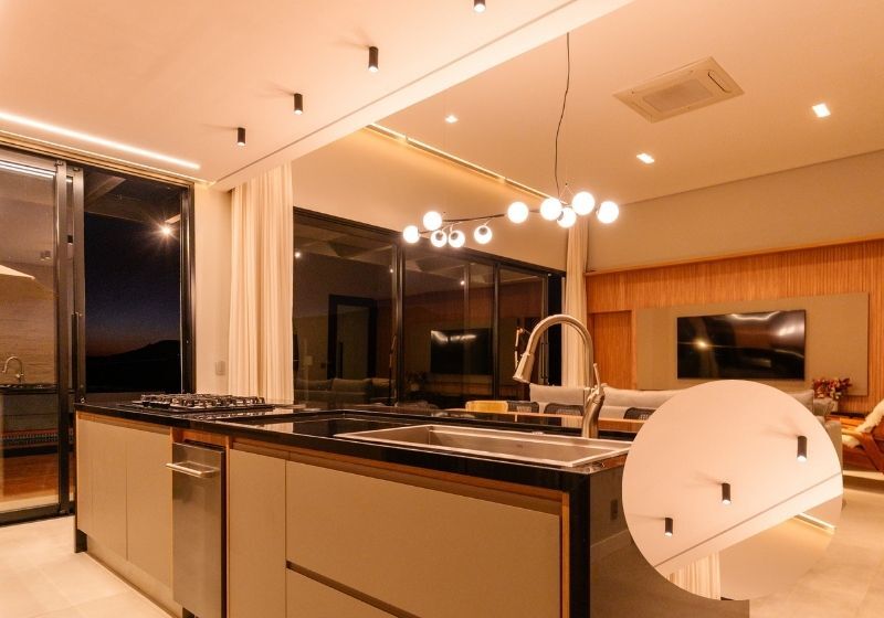 Cozinha moderna com iluminação elegante e vista para o exterior