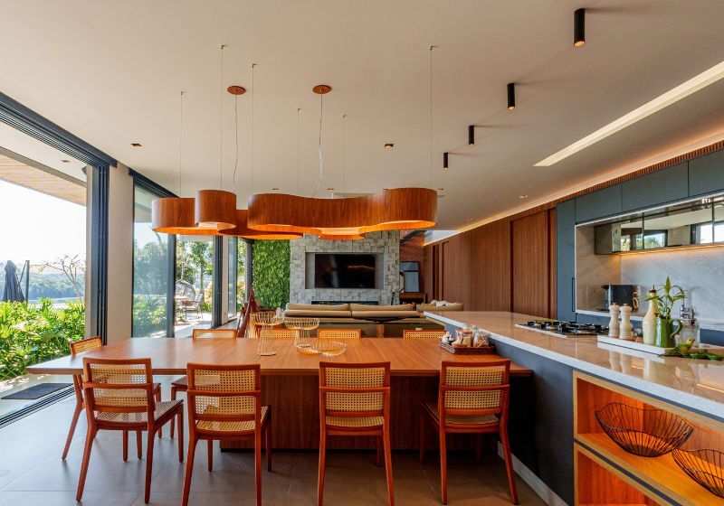 Cozinha moderna com mesa de madeira e iluminação elegante