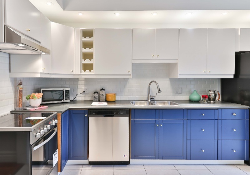 Imagem de uma cozinha moderna com móveis nas cores azul e branca