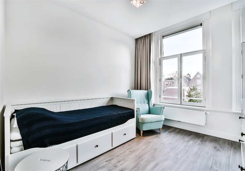 Imagem de um quarto com uma cama multifuncional