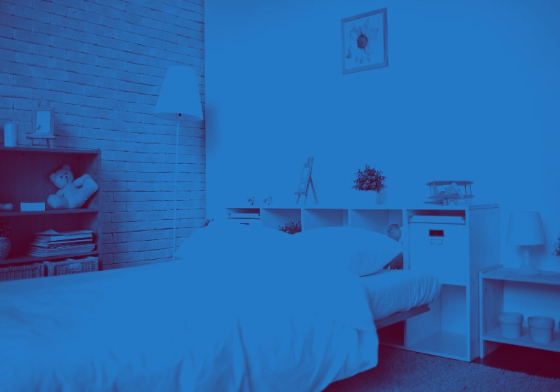 Imagem de um quarto iluminado com luz azul