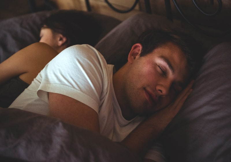 Imagem de um casal dormindo
