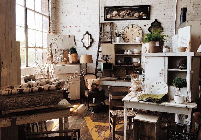 Imagem de um ambiente interno decorado com peças vintage