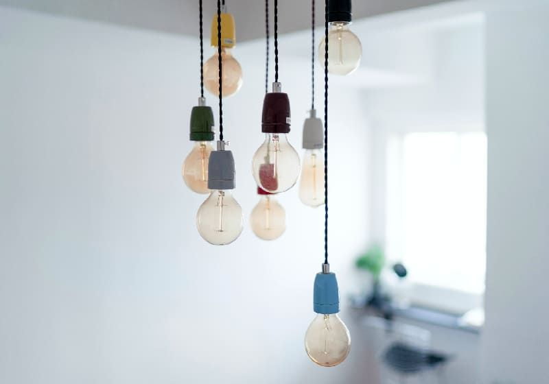 Imagem de pendentes com lâmpadas no estilo vintage