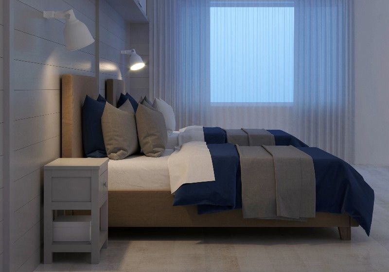 Imagem de um quarto iluminado com arandela