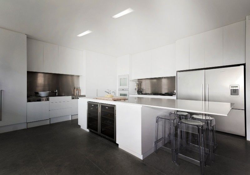 Imagem de uma cozinha com painéis de LED 