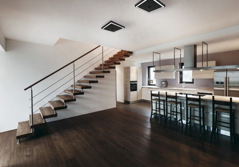 Imagem de uma cozinha e sala de estar com plafons na decoração