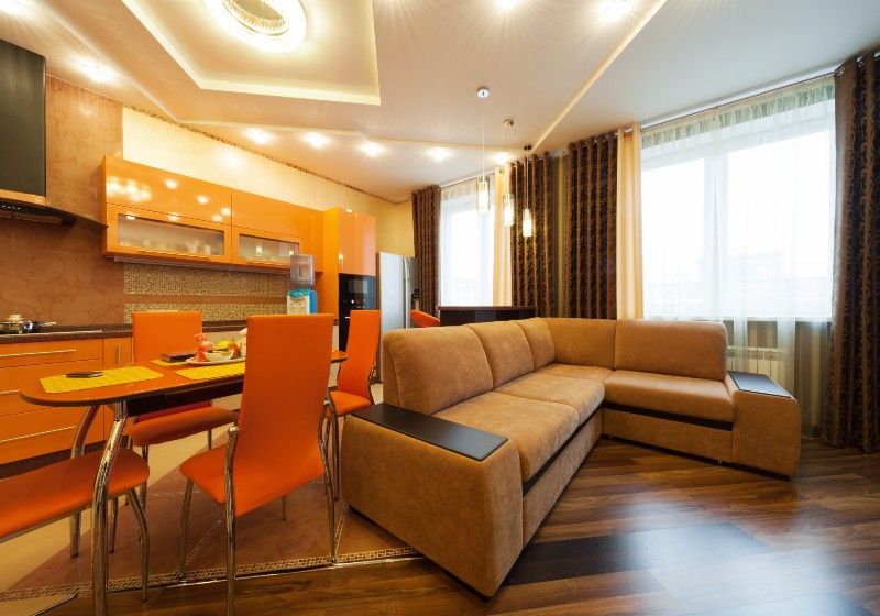 Móveis na sala de estar na cor laranja