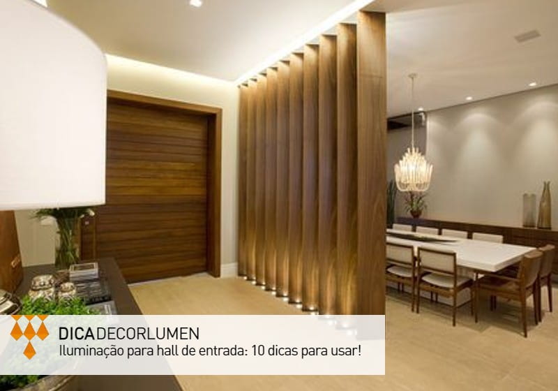 Hall de entrada e sala de jantar integrados marcados por iluminação direta e pontos de iluminação indireta formada por spots de luz e fitas LED.