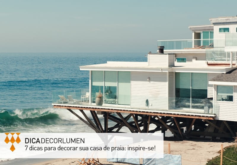 casa estruturada em um deck na beira da praia