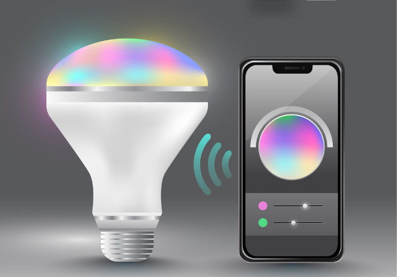 imagem ilustrativa de uma lampada ao lado de um celular