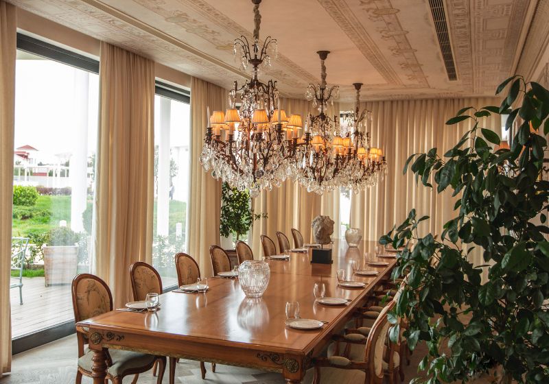 mesa de jantar com dezesseis com arquitetura provençal 
