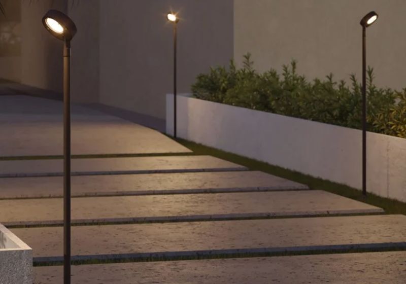 Caminho iluminado com postes de luz modernos