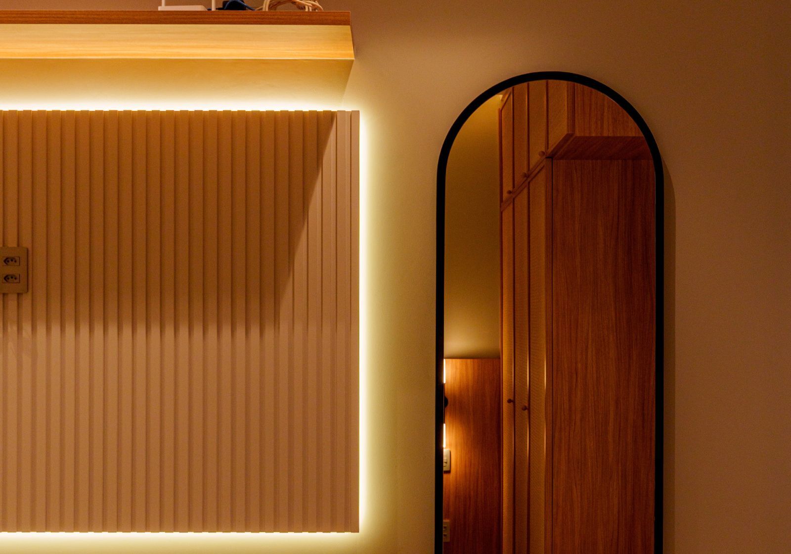 Espelho moderno em parede iluminada suave