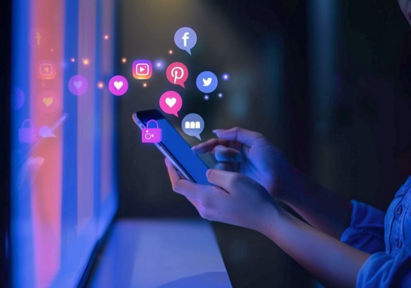 Pessoas usando redes sociais em smartphone