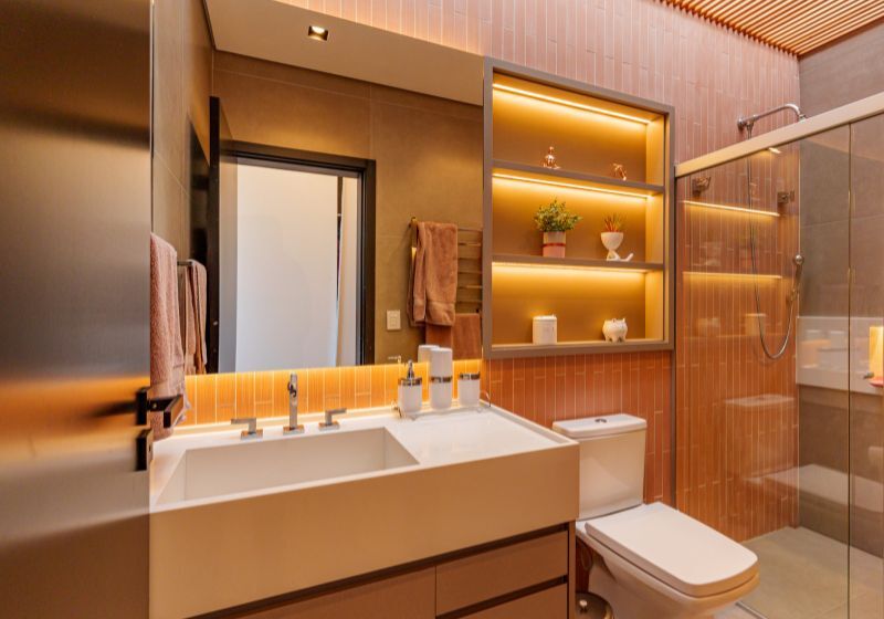 Banheiro moderno com iluminação suave e acabamento elegante