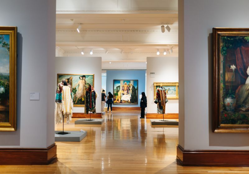 Visita a galeria de arte com pinturas e exposição