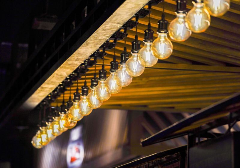 Luzes penduradas em um ambiente aconchegante