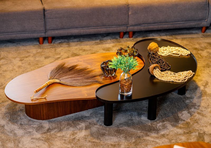Mesa de centro em formato de yin e yang decorada