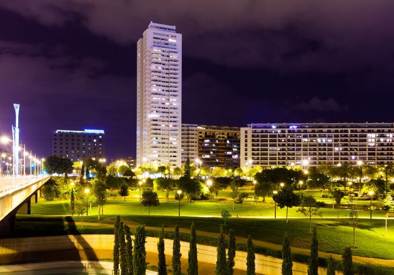Prédio iluminado à noite em parque urbano