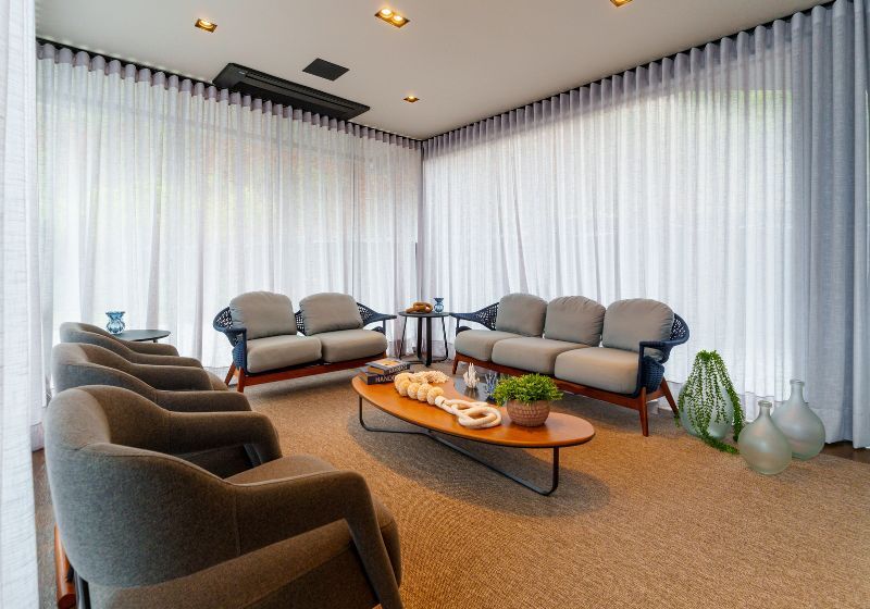 Sala de estar moderna com sofá e decoração elegante.