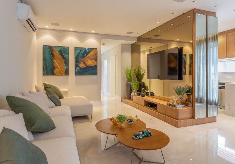 Sala de estar moderna com decoração elegante e plantas.