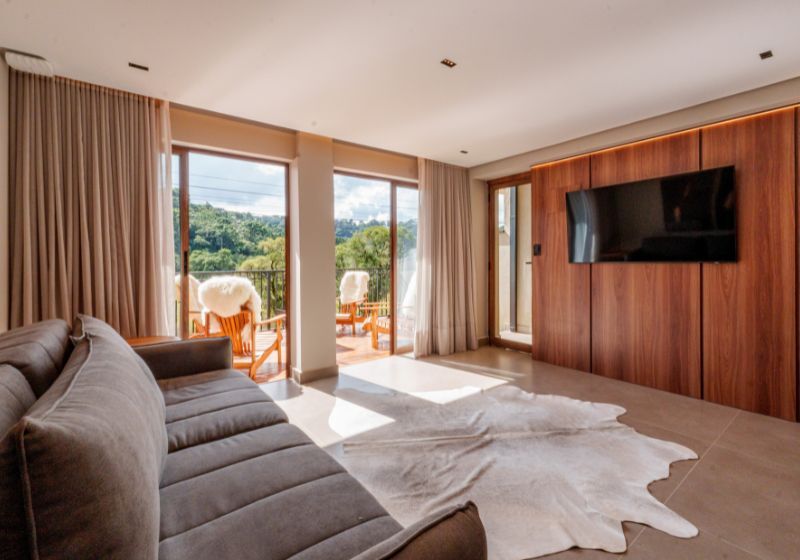 Sala de estar com sofá e vista para a natureza