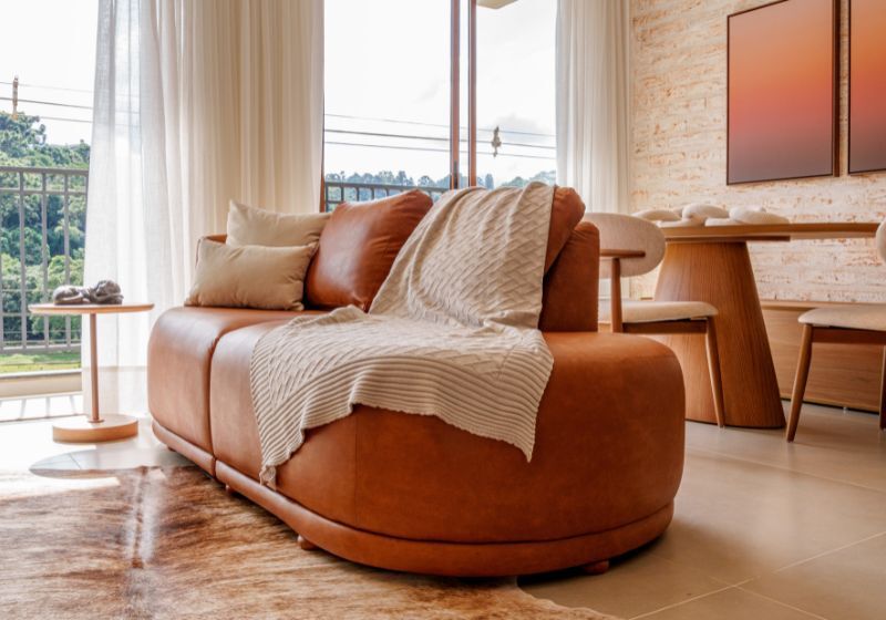 Sofá de couro marrom em ambiente moderno e iluminado