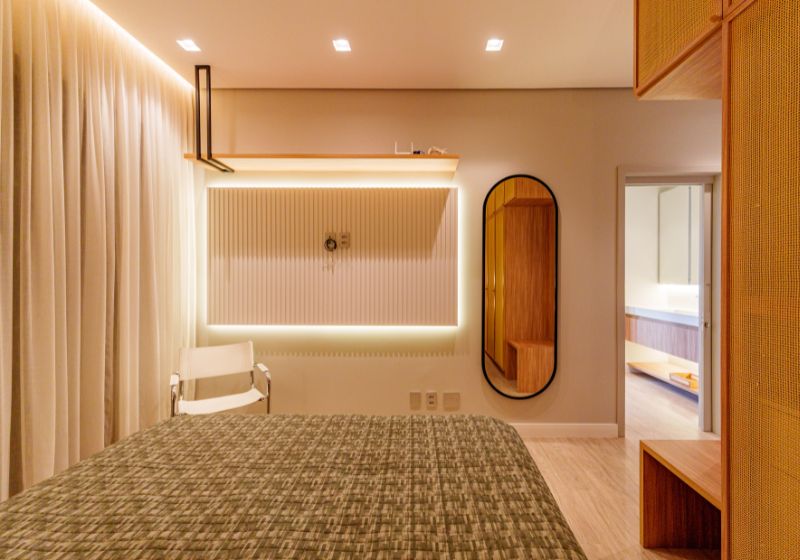 Quarto moderno com cama e iluminação suave